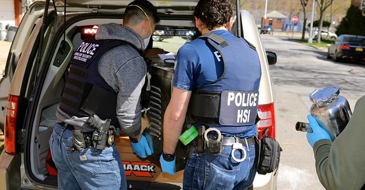 Acción policial por parte de ICE HSI Nueva York conduce a los arrestos de tres docenas de vendedores de la Red Oscura vendiendo bienes ilícitos, armas, drogas incautadas y más de $23.6 millones