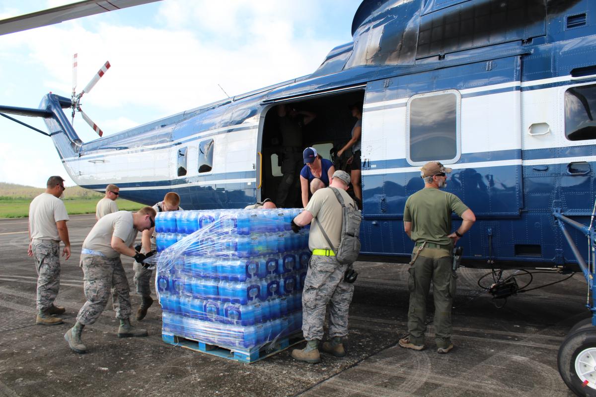 Miembros del Equipo de Respuesta Especial de HSI Tampa descargan suministros para distribución a la comunidad de Guayama, PR