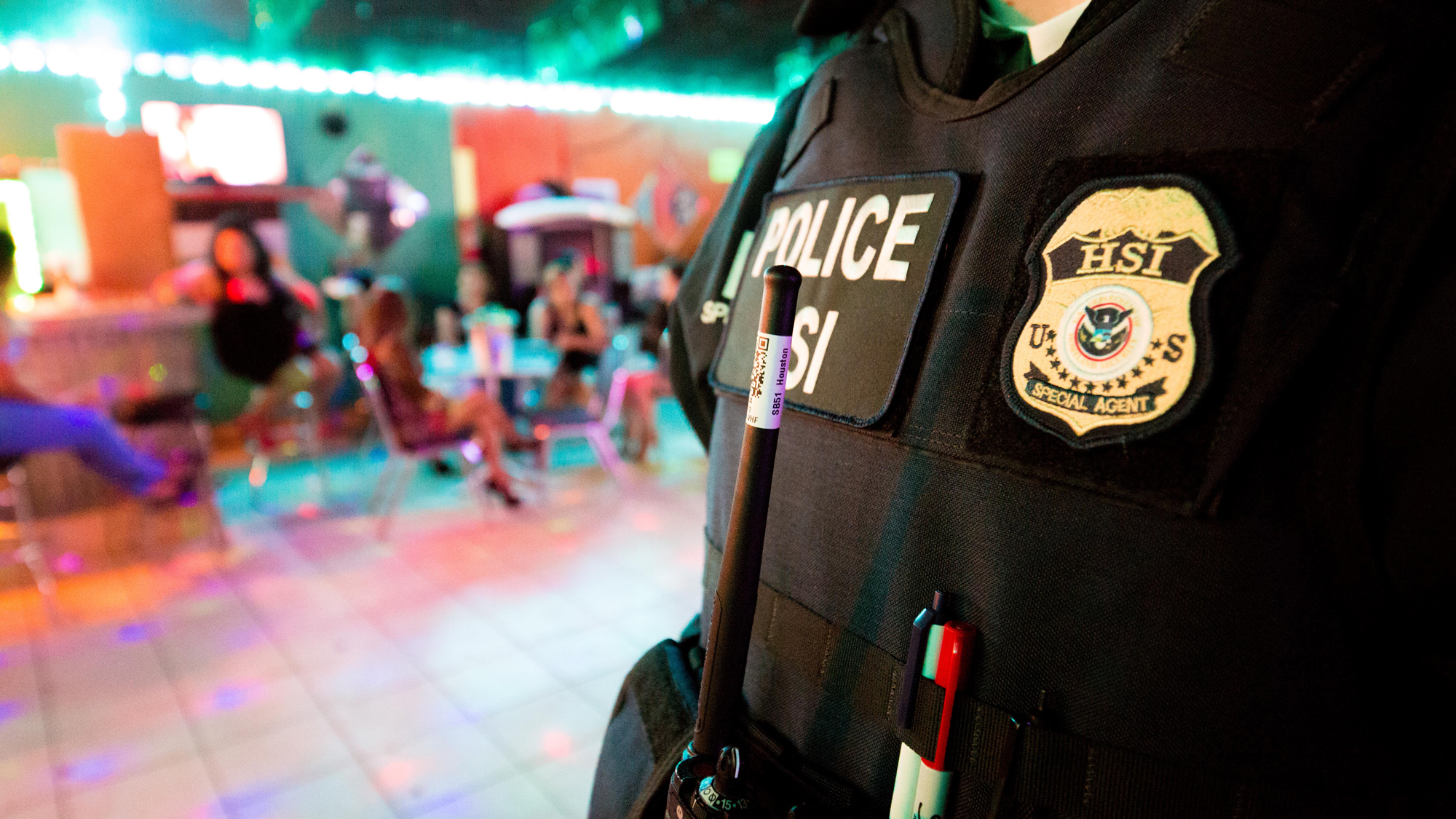 Un agente de HSI Houston trabaja en asociación con miembros del Departamento de Policía de Houston para investigar presunta trata de personas durante un operativo en Houston, Texas