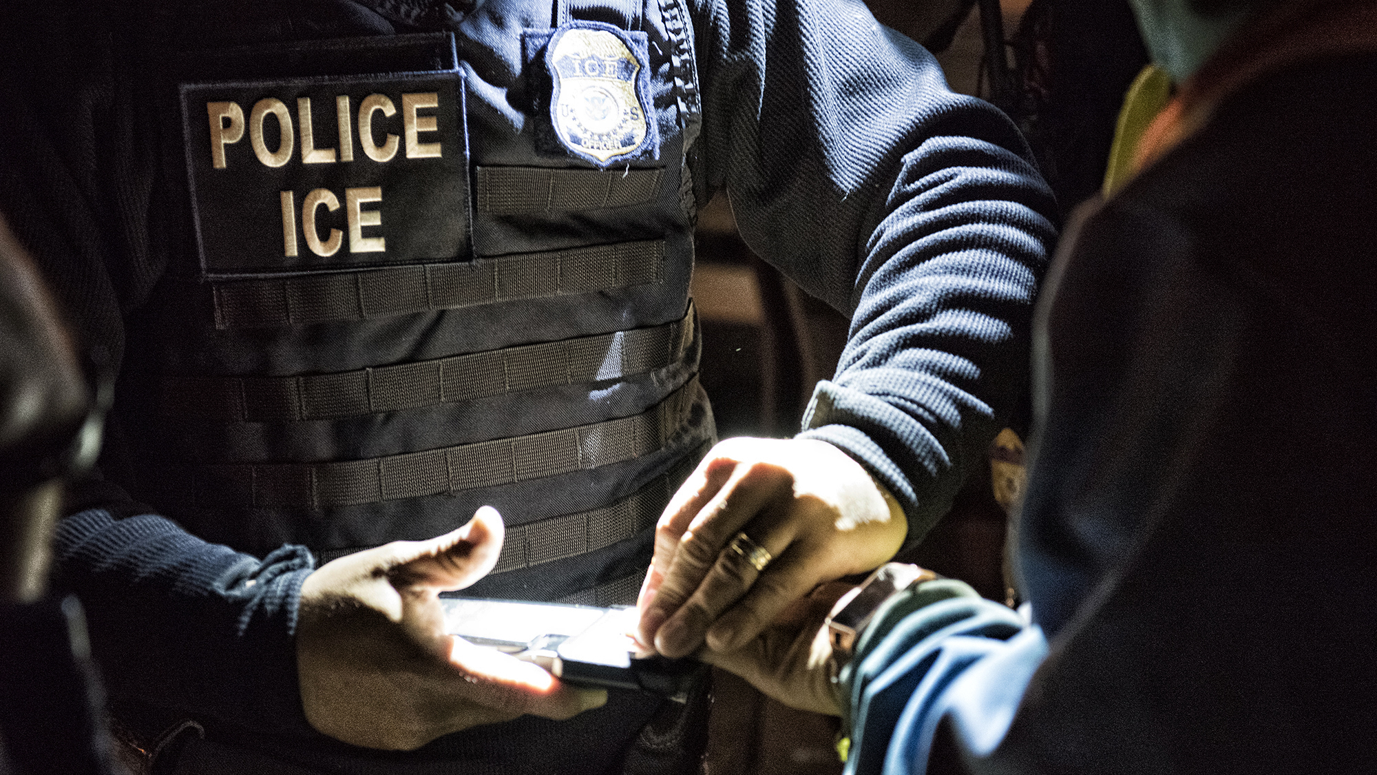 Un oficial de deportación de ERO verifica huellas dactilares mediante una aplicación informática de identificación biométrica móvil en Long Island, N.Y., durante Operación Toro Salvaje, un operativo policial federal dirigido contra MS-13.