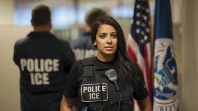 Funcionaria de deportación utiliza combinación de habilidades y empatía