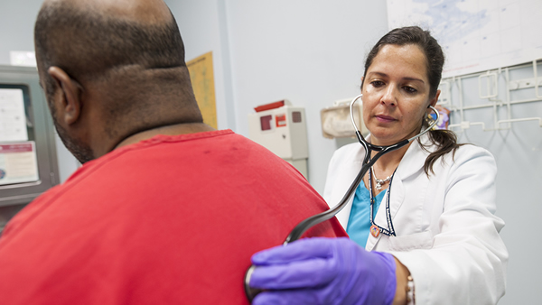 Cuerpo de Servicios de Salud de ICE - focalizado en obtener los mejores resultados para sus pacientes detenidos