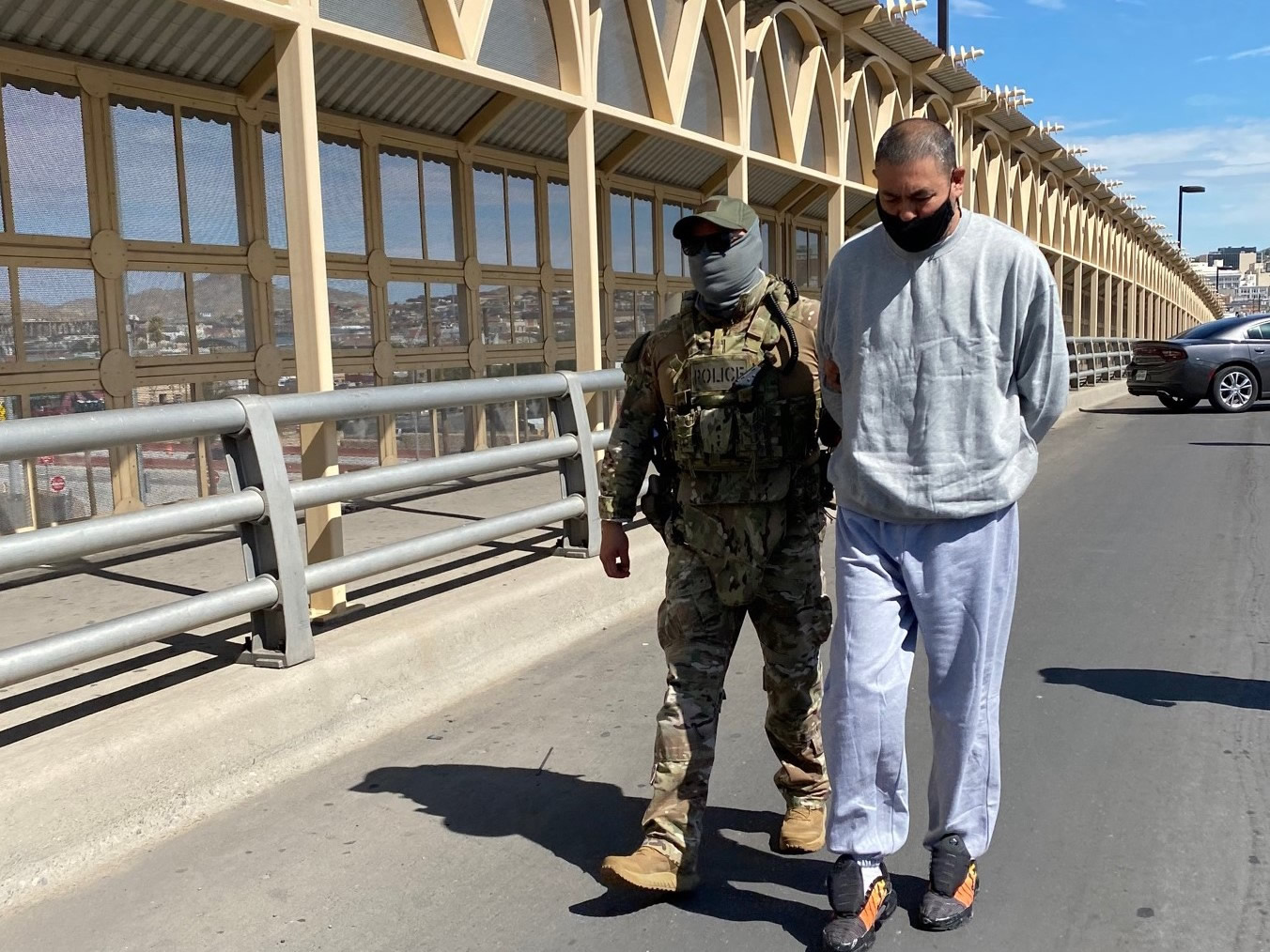 Martín Daniel Castillo Rascón, de 52 años, fue removido de Estados Unidos a México en el límite internacional sobre el puente de Stanton Street, donde autoridades mexicanas lo tomaron bajo custodia.