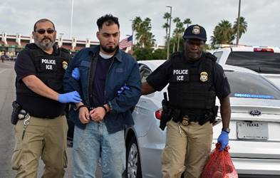  ICE ERO officers escort Osmar Mendez Martinez, a 34-year-old unlawfully present Mexican national, across the Juarez-Lincoln Bridge in Laredo, Texas.