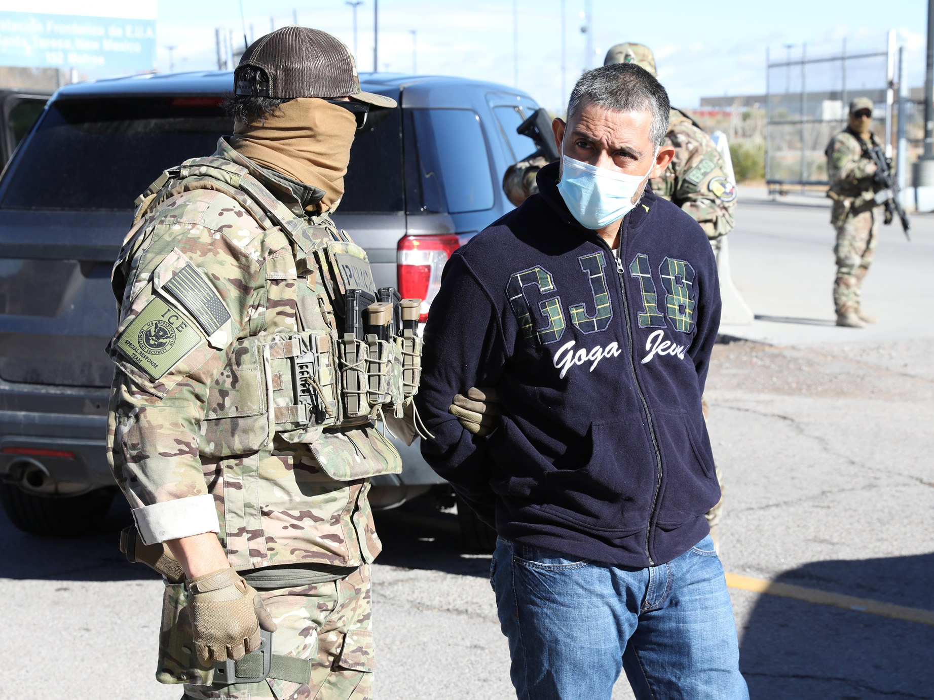 Oficiales de ERO entregaron a Alejandro Tenescalco Mejía —41 años, de Iguala, Guerrero, México— a autoridades mexicanas en el límite de la frontera internacional en el puerto de entrada de Santa Teresa.