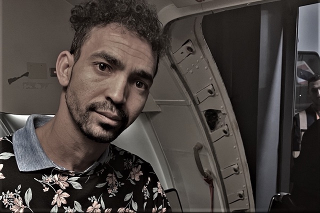 Jairo Soares Pereira sale de su vuelo de remoción en el Aeropuerto Internacional Tancredo Neves en Belo Horizonte, Brasil, el 10 de marzo.