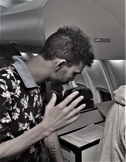 Jairo Soares Pereira sale de su vuelo de remoción en el Aeropuerto Internacional Tancredo Neves en Belo Horizonte, Brasil, el 10 de marzo.