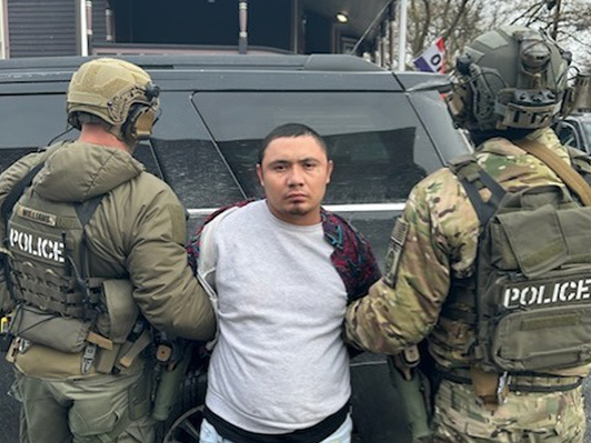 Oficiales de ICE arrestan al extranjero ilegal Jesús Romero Hernández luego de que alguacil se negara a respetar una orden federal