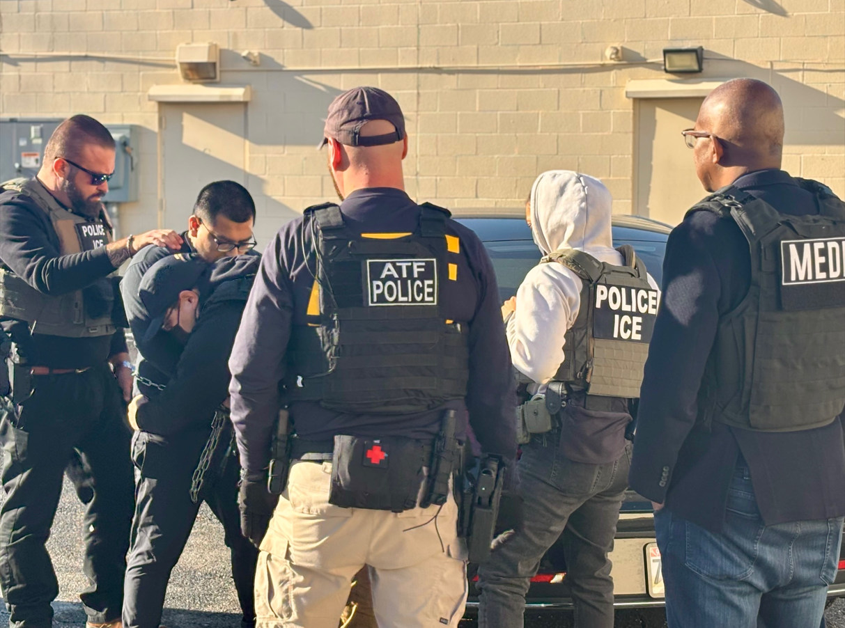 Oficiales del orden público federales esposan a un extranjero ilegal durante parte de una operación policial expandida en Baltimore el 29 de ene.