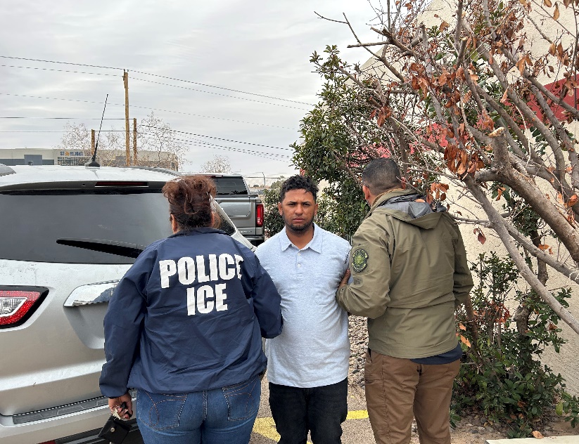Oficiales del ICE arrestan al ciudadano venezolano Jackson Javier Irazábal Rodríguez, de 27 años, en El Paso, Texas, el 28 de enero.