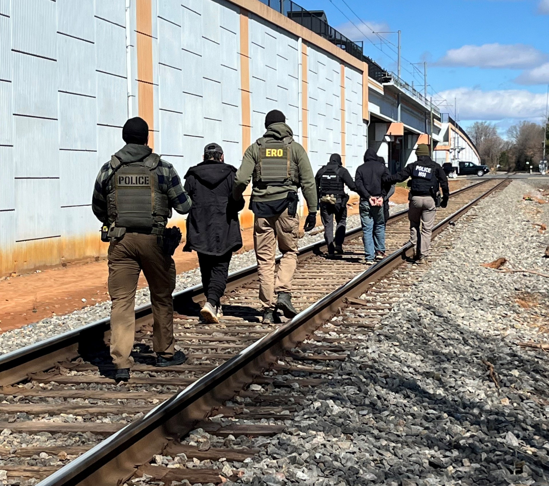 ICE y socios del orden público arrestan a extranjeros delincuentes durante operación multiagencial en el área de Charlotte
