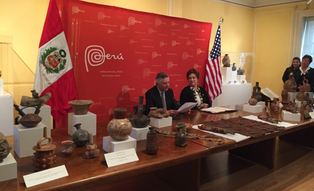 ICE devuelve artefactos culturales a Perú