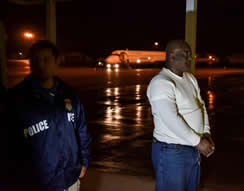 ICE deporta a hombre dominicano buscado por asesinato