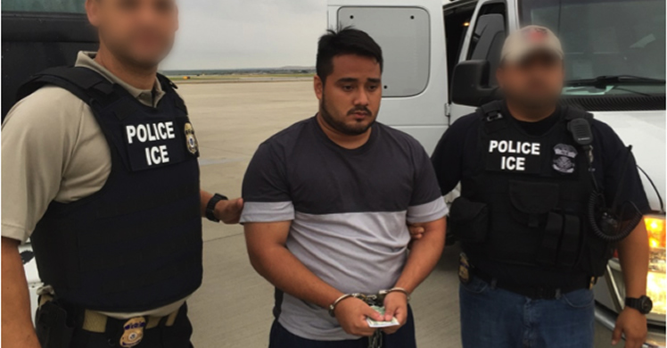 Oficiales de ICE en el sur de Texas remueven a hombre salvadoreño buscado por homicidio con agravante