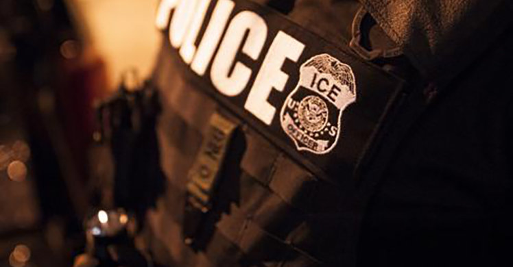 Oficiales de ICE detienen a sospechoso de robo, asisten a víctima en D.C.