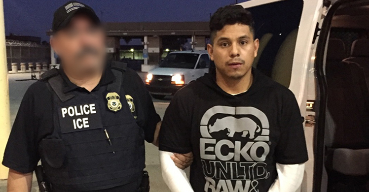 Oficiales de deportación de ICE en Chicago remueven a hombre buscado por asesinato en México