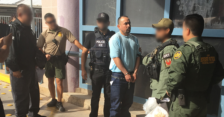 Oficiales en Phoenix repatrian a nacional mexicano buscado por homicidio 