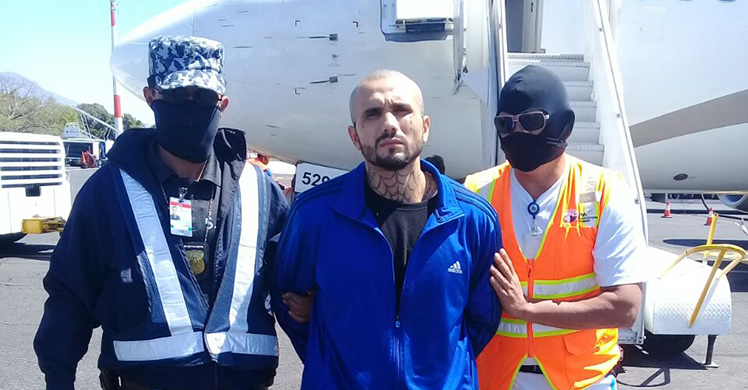 ICE remueve a pandillero de MS-13 buscado por asesinato en El Salvador