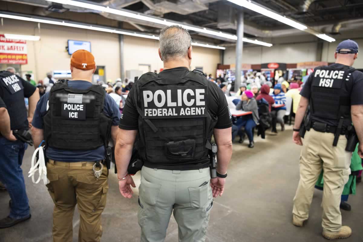 ICE efectúa órdenes de registro penales federales en múltiples lugares a lo largo de Mississippi
