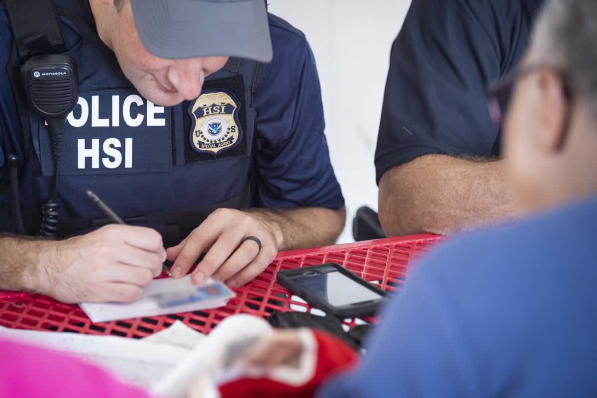 ICE efectúa órdenes de registro penales federales en múltiples lugares a lo largo de Mississippi