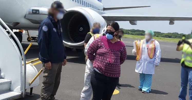 ICE remueve a prófuga salvadoreña buscada por homicidio, organizaciones terroristas