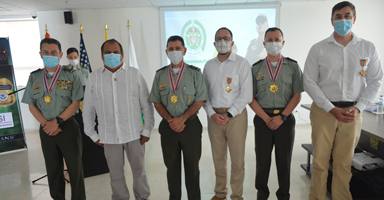 La Policía Nacional de Colombia con el agente especial Miguel Palomino (segundo desde la izquierda), el agregado regional Brian Vicente (cuarto desde la izquierda), el gerente de operaciones Randy Richardson (último a mano derecha).