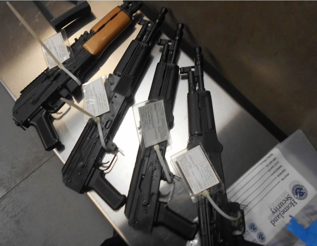 Oficiales efectuaron un registro del vehículo consular que Bray Vázquez estaba conduciendo y encontraron 10 rifles y cinco pistolas, incluyendo un rifle Barrett calibre .50 y varias AK-47, rifles tipo AR y pistolas.