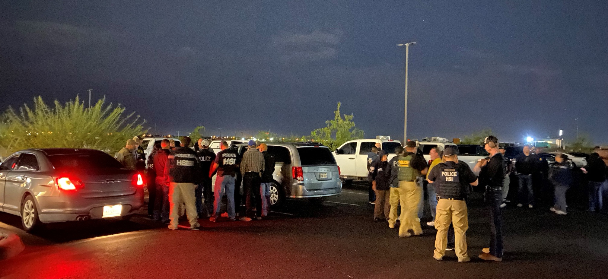 Agentes especiales de HSI El Paso y socios de la policía se preparan para efectuar órdenes de registro y arresto en un estacionamiento local de camiones y residencia del área en conexión con un caso de contrabando humano el jueves 30 de septiembre.