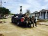 Agentes especiales del Equipo de Respuesta Especial de HSI Nueva York manejan calle por calle en Yauco, Puerto Rico en busca de residentes que pudiesen necesitar comida y agua. El desbordamiento de un río, ocasionado por el huracán María, sumergió a este vecindario en agua